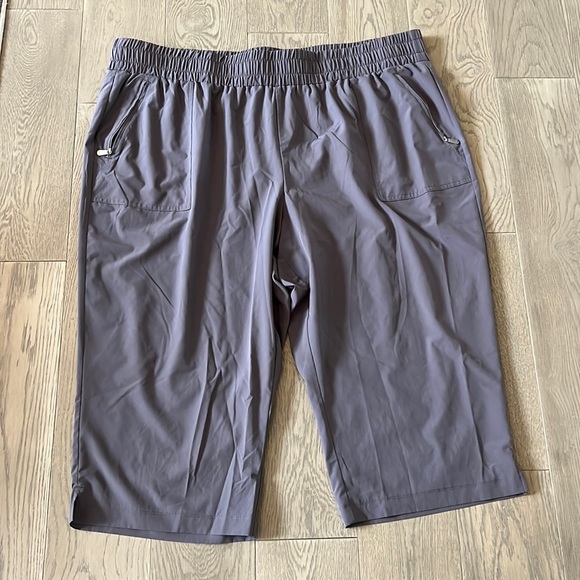 Active Zone Charcoal Grey Capris Pants. Size: 3X - Picture 2 of 9